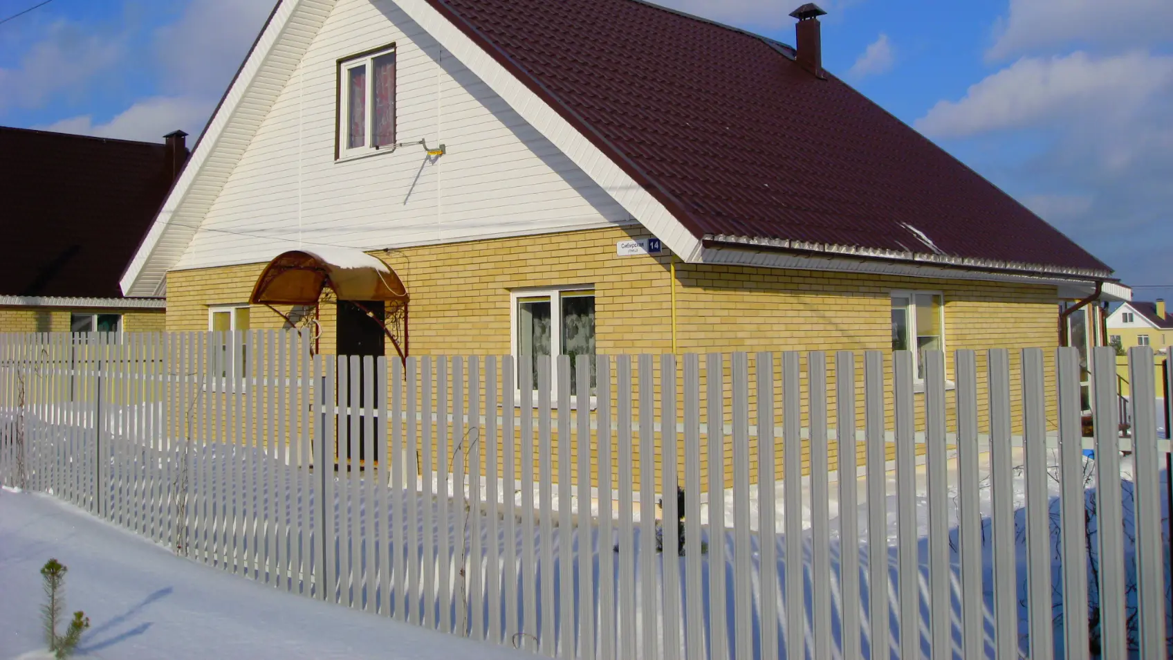 Фото 1 штакетник Узкий RAL7004 Серый на заборе для коттеджного поселка