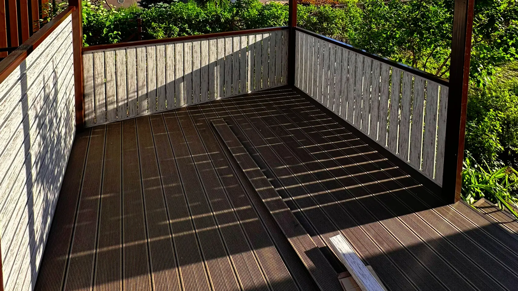 Фото 4 Беседка из металлопланкена Светлая Береза SteelArt под дерево